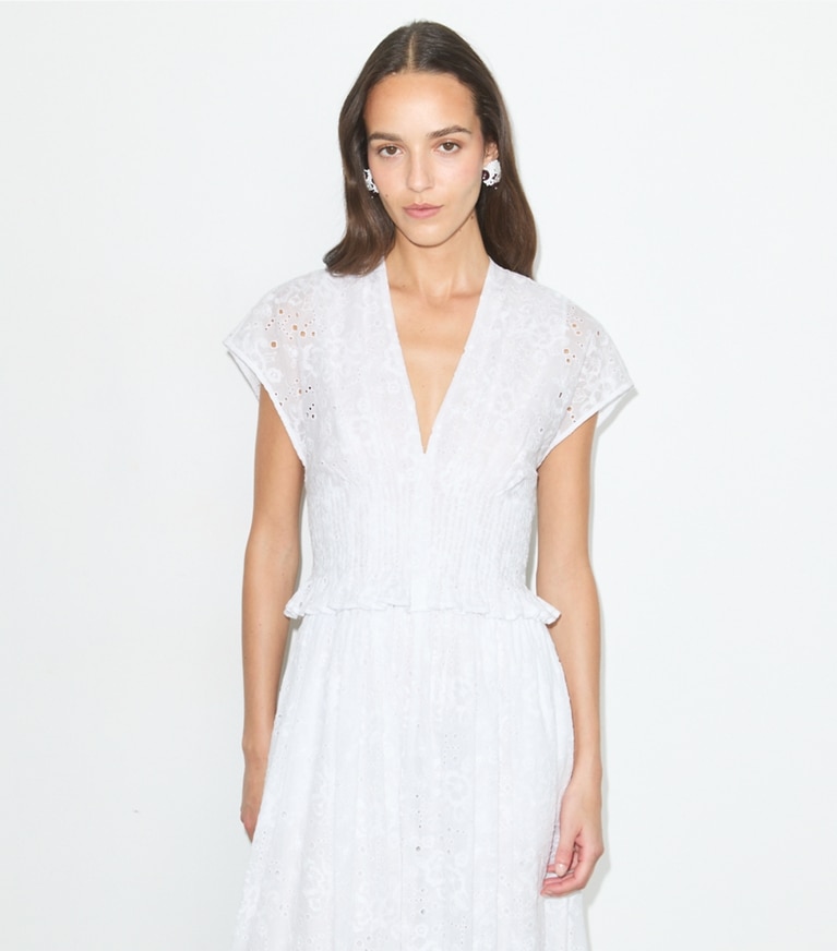 Tory Burch designer kleider Baumwollkleid mit Lochstickerei in White on model detail