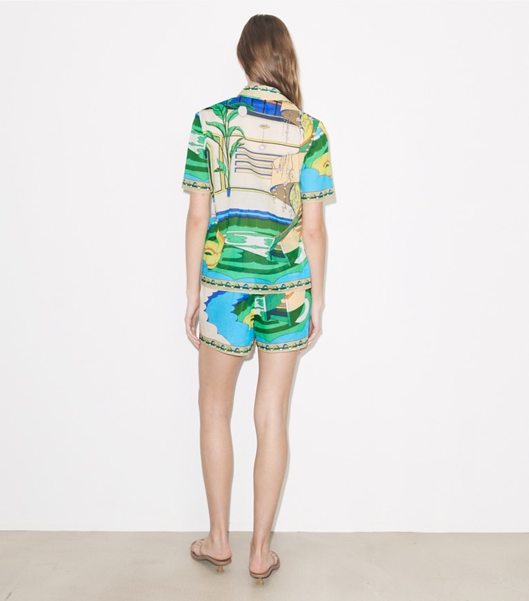 Tory Burch designer strandmode Bedruckte Camp Shorts in The Pool Blue on model back