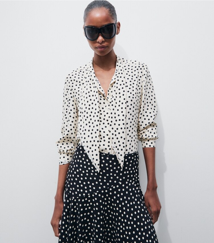 Tory Burch designer oberteile Bedruckte Schluppenbluse aus Seide in Cream Dot on model detail