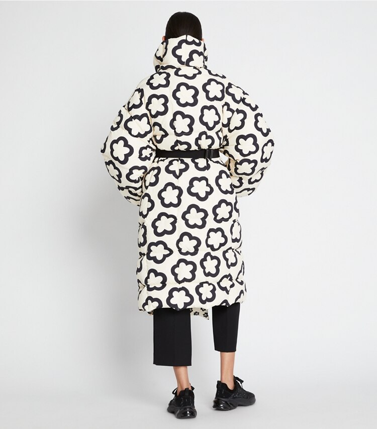 Tory Sport designer mäntel Bedruckter Oversize-Daunenmantel in French Cream Flower on model back