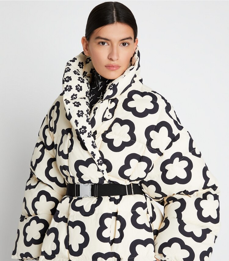 Tory Sport designer mäntel Bedruckter Oversize-Daunenmantel in French Cream Flower on model detail