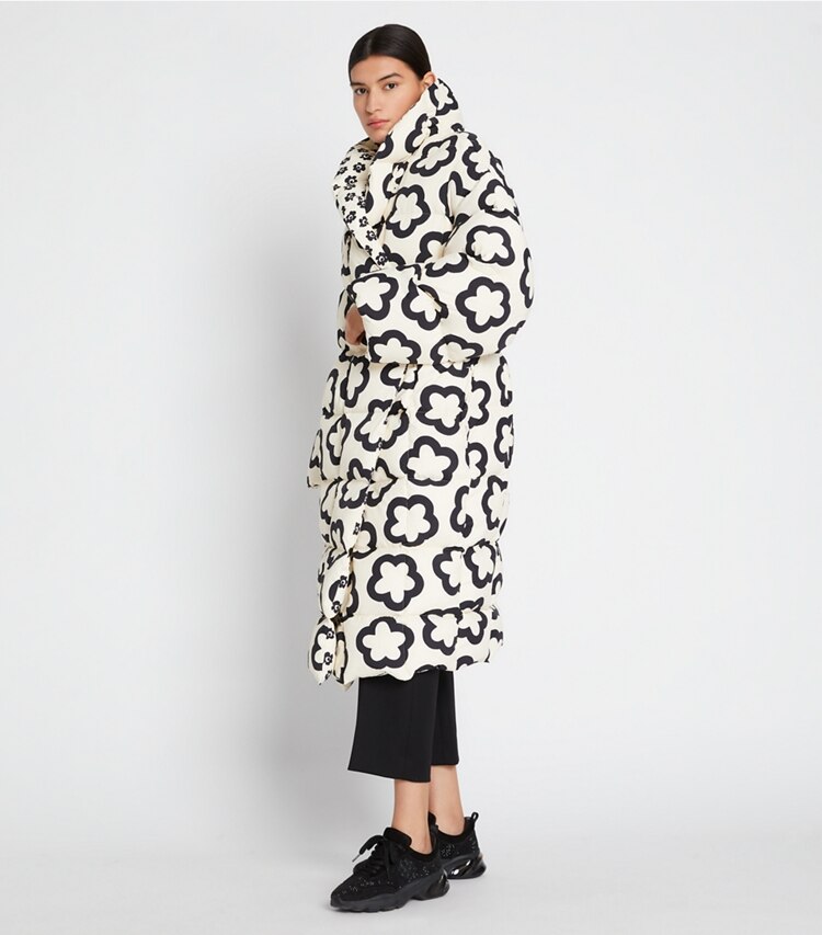 Tory Sport designer mäntel Bedruckter Oversize-Daunenmantel in French Cream Flower modell von vorn