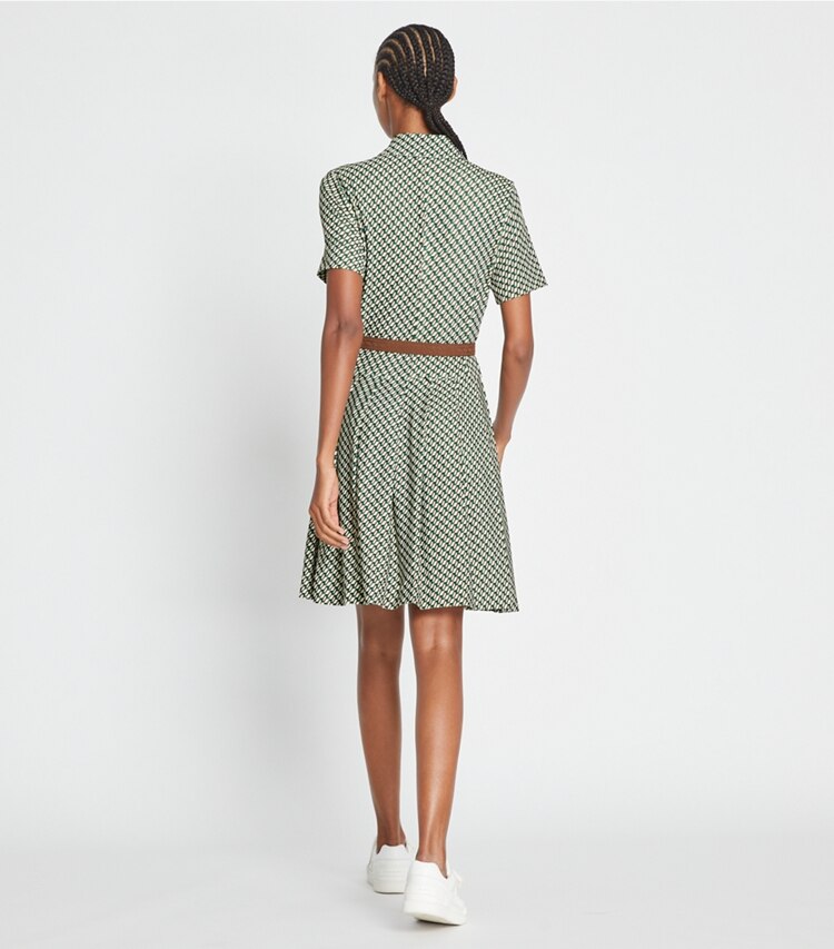 Tory Sport designer kleider Bedrucktes Golfkleid mit Falten und Reißverschluss in Mocha Chip Tiled Geo on model back