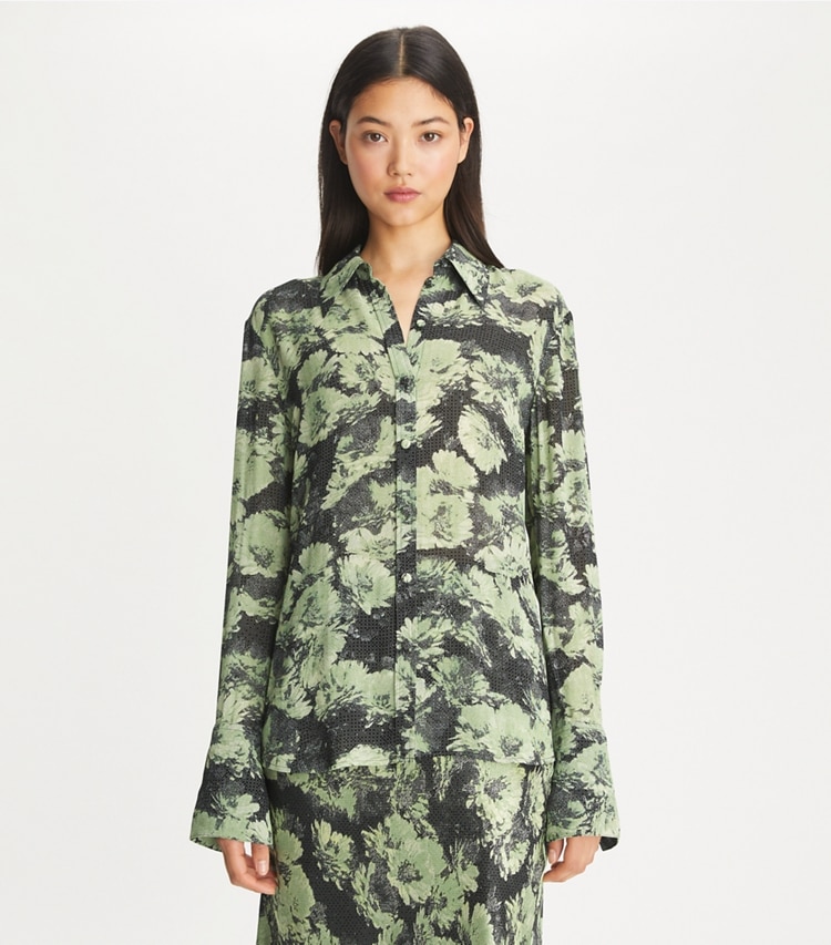 Tory Burch designer oberteile Bedrucktes Hemd aus Viskose in Green Pixel Floral on model detail