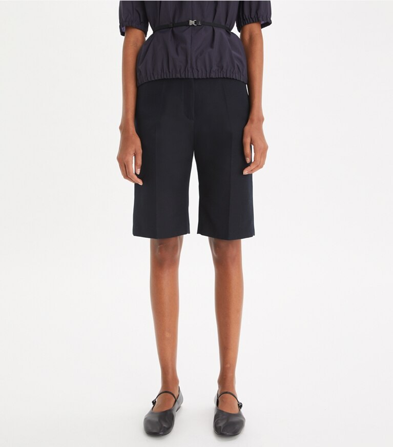Tory Burch diseñador prendas inferiores Bermuda de algodón en Midnight Ink detalle en modelo