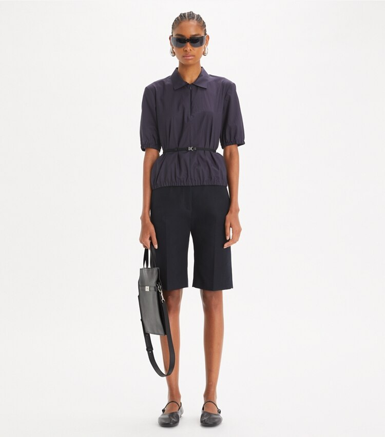 Tory Burch diseñador prendas inferiores Bermuda de algodón en Midnight Ink frente en modelo