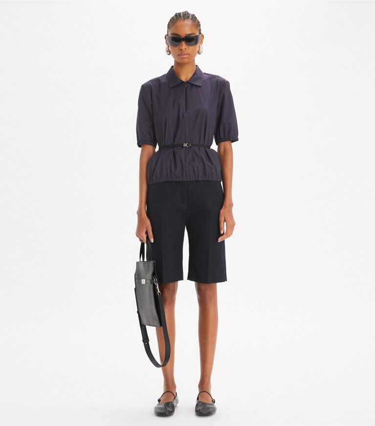 Tory Burch diseñador prendas inferiores Bermuda de algodón en Midnight Ink frente en modelo