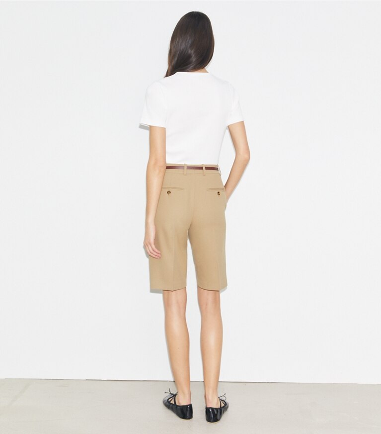 Tory Burch diseñador prendas inferiores Bermudas de golf en Pale Teak parte posterior en modelo