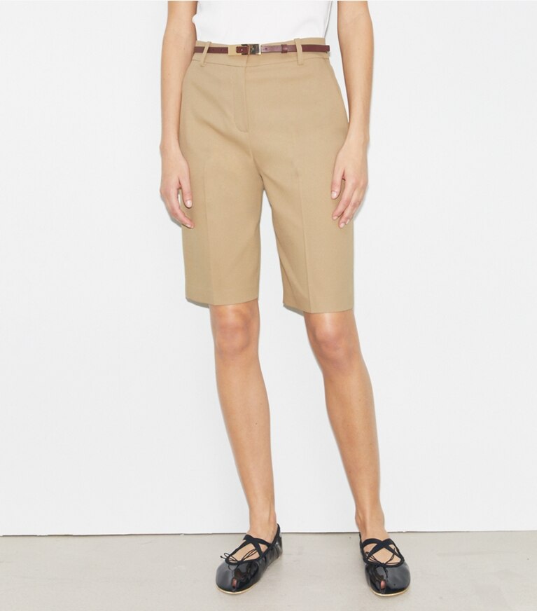Tory Burch diseñador prendas inferiores Bermudas de golf en Pale Teak detalle en modelo