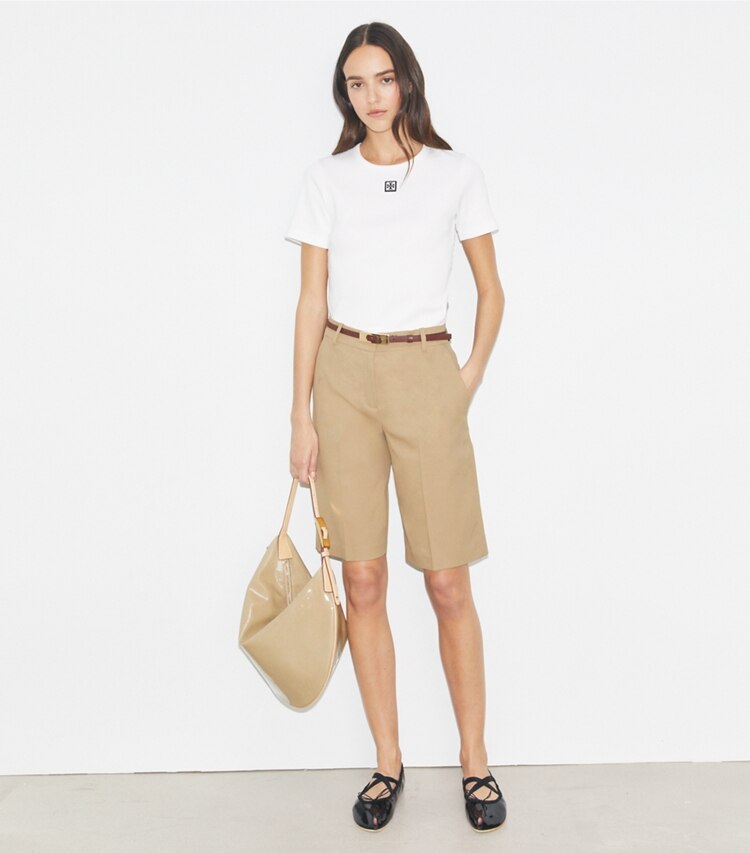 Tory Burch diseñador prendas inferiores Bermudas de golf en Pale Teak frente en modelo