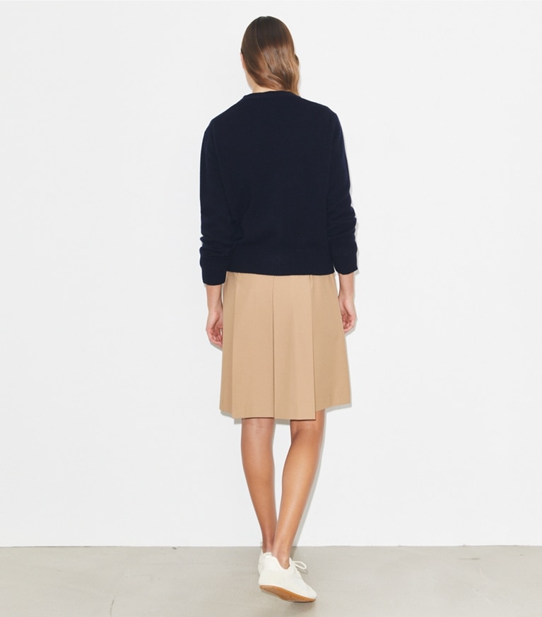 Tory Burch designer strickware Bestickter Golfcardigan in Medium Navy on model back