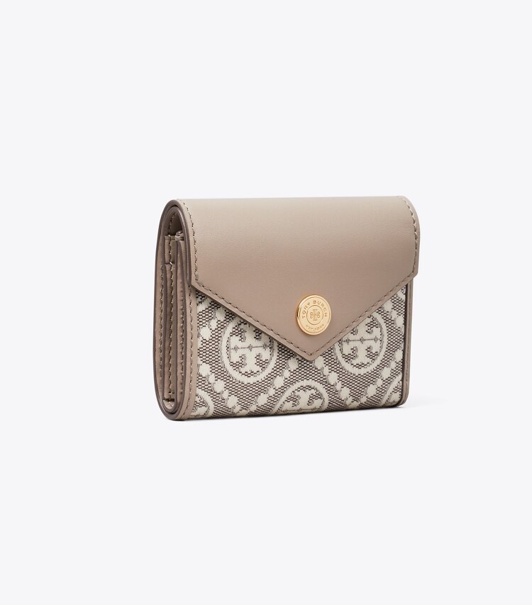 Tory Burch diseñador carteras Billetera pequeña tipo sobre de jacquard revestida con monograma de T en Charcoal ángulo