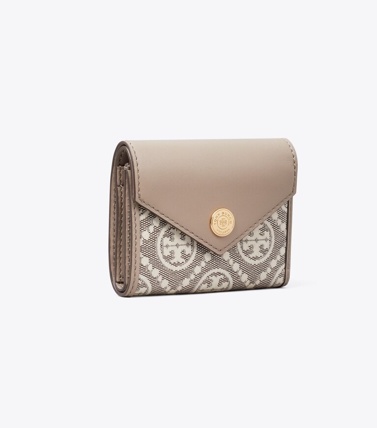 Tory Burch diseñador carteras Billetera pequeña tipo sobre de jacquard revestida con monograma de T en Charcoal ángulo