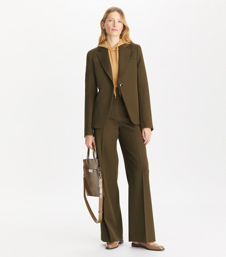 Tory Burch designer giacche Blazer aderente in twill in Olive Green parte anteriore su modella
