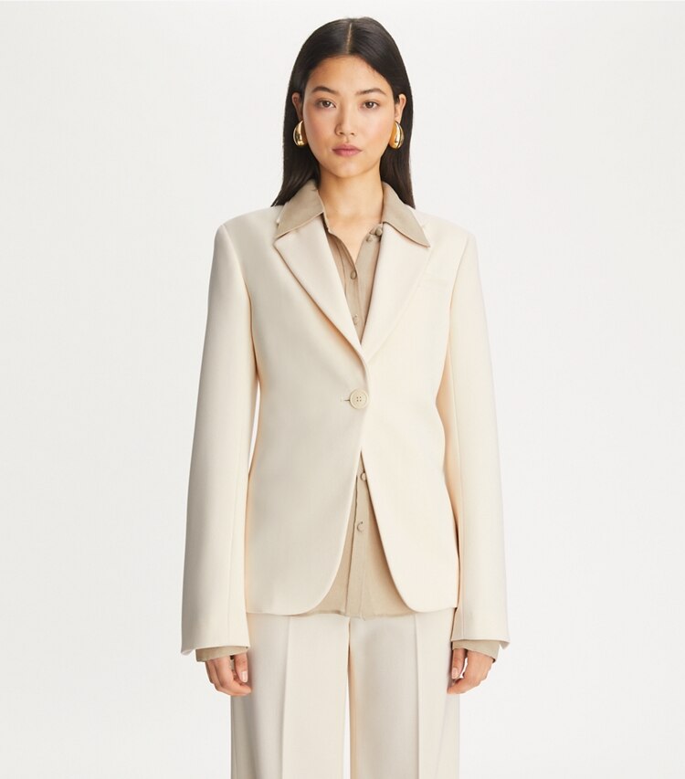 Tory Burch designer vestes Blazer cintré en sergé in French Cream on model detail