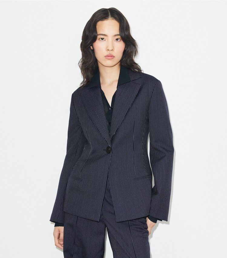 Tory Burch diseñador chaquetas Blazer de crepé en Tory Navy/White Pinstripe Wool Suiting detalle en modelo