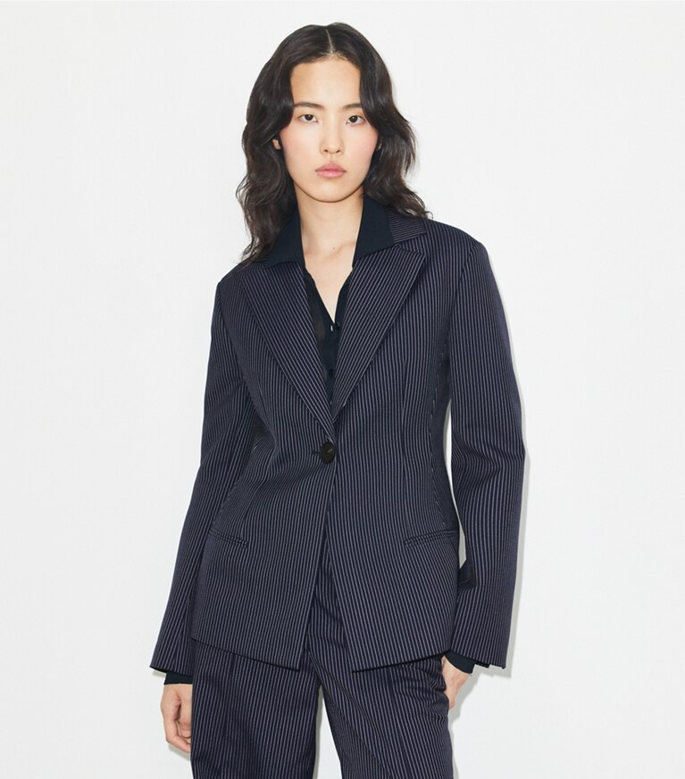 Tory Burch diseñador chaquetas Blazer de crepé en Tory Navy/White Pinstripe Wool Suiting detalle en modelo