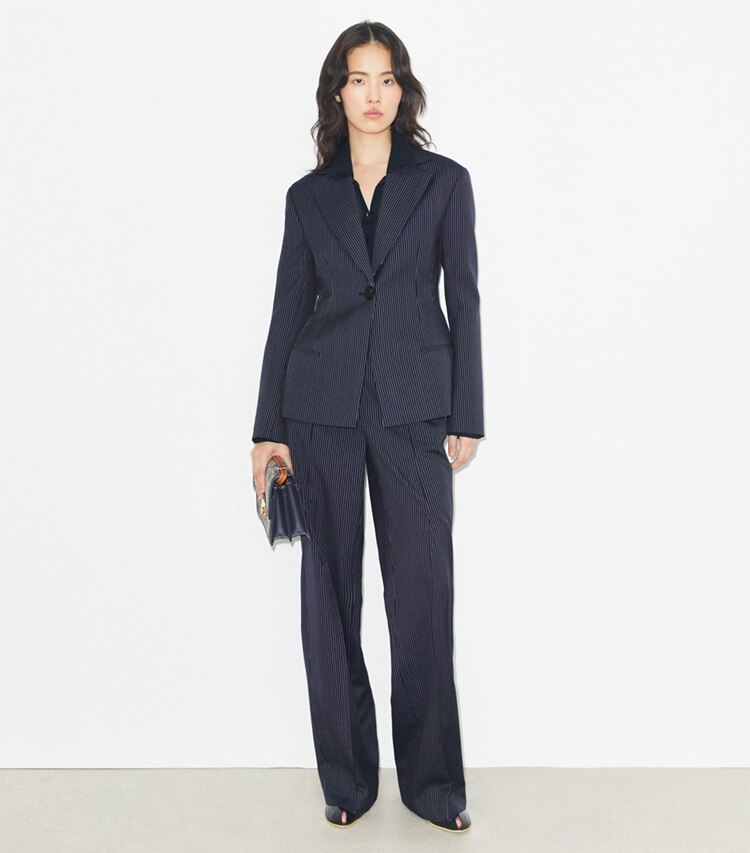 Tory Burch diseñador chaquetas Blazer de crepé en Tory Navy/White Pinstripe Wool Suiting frente en modelo