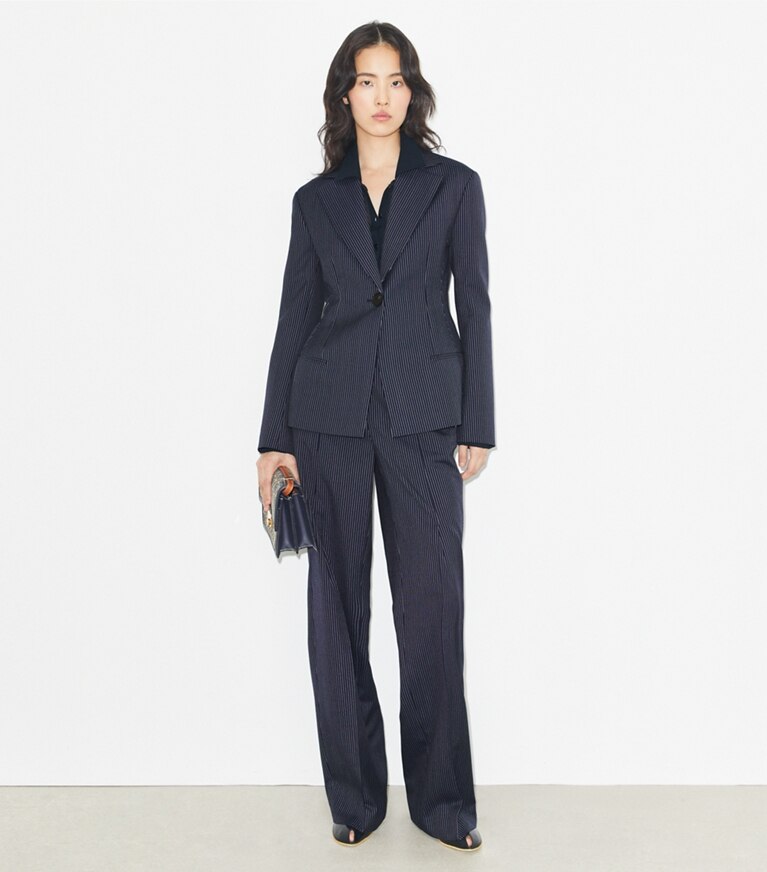 Tory Burch diseñador chaquetas Blazer de crepé en Tory Navy/White Pinstripe Wool Suiting frente en modelo