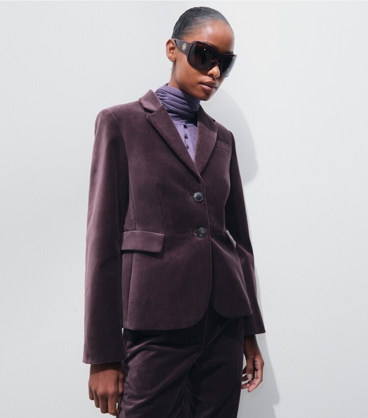 Tory Burch designer vestes Blazer de tailleur en velours in Smoky Plum on model detail