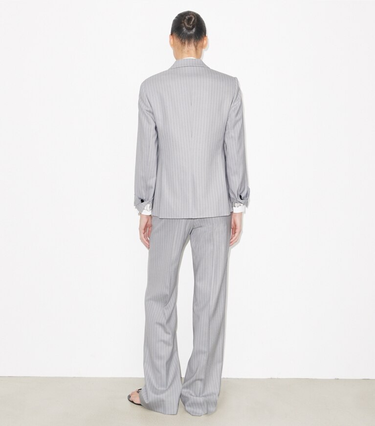Tory Burch diseñador chaquetas Blazer de viscosa y lana en Dark Gray Pinstripe parte posterior en modelo