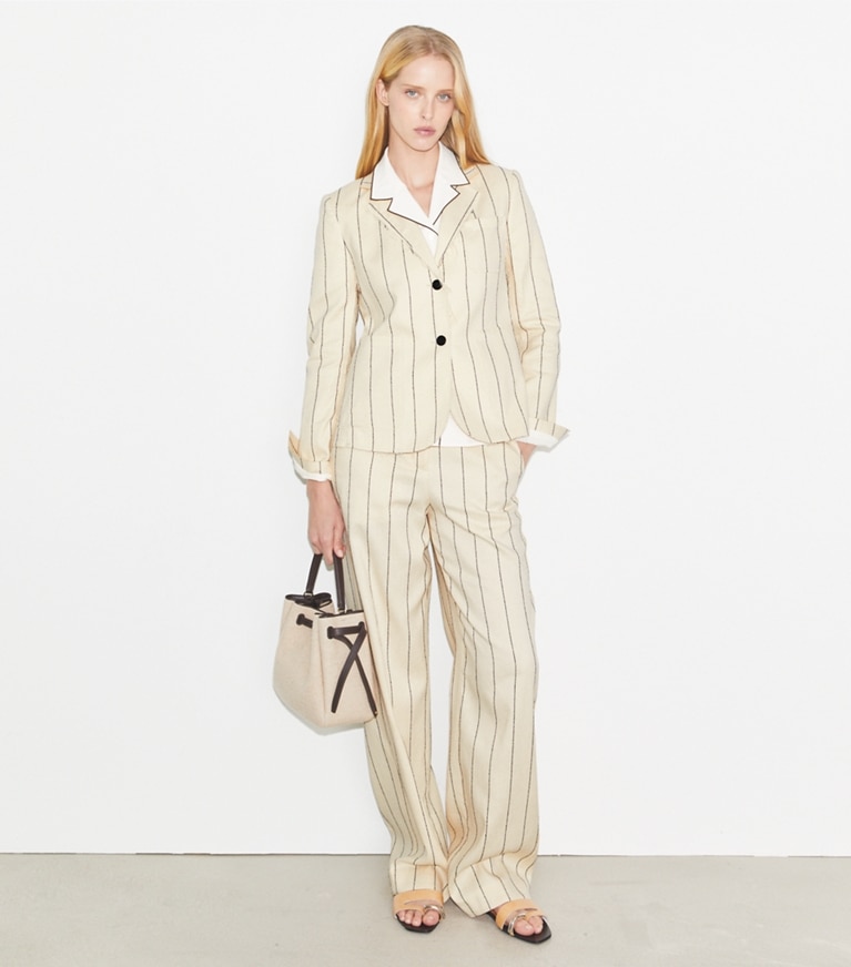 Tory Burch designer vestes Blazer en coton rayé dans Ivory/Navy sur modèle, de face