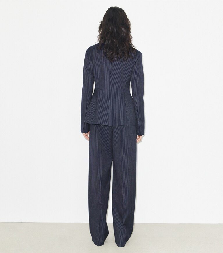 Tory Burch designer vestes Blazer en crêpe dans Tory Navy/White Pinstripe Wool Suiting sur modèle, de dos