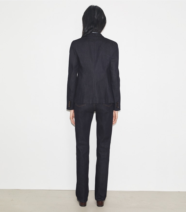 Tory Burch designer vestes Blazer en denim dans Raw/Unwashed sur modèle, de dos