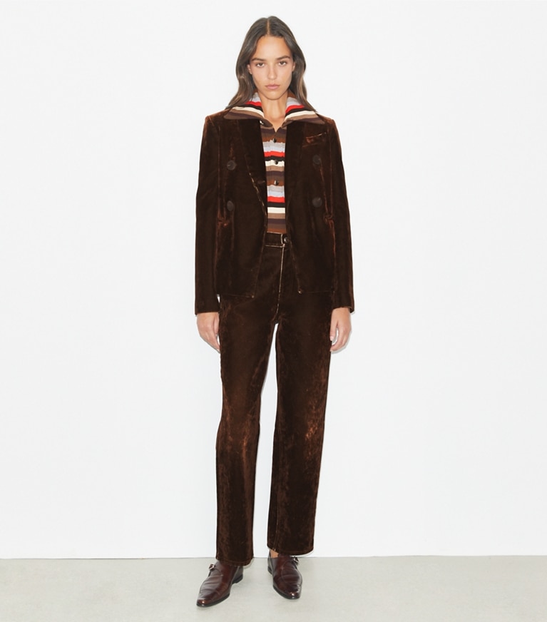 Tory Burch designer vestes Blazer en denim dans Dark Brown sur modèle, de face