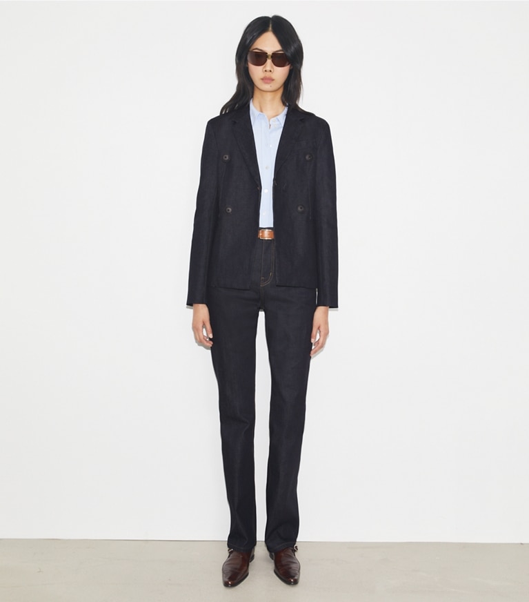 Tory Burch designer vestes Blazer en denim dans Raw/Unwashed sur modèle, de face