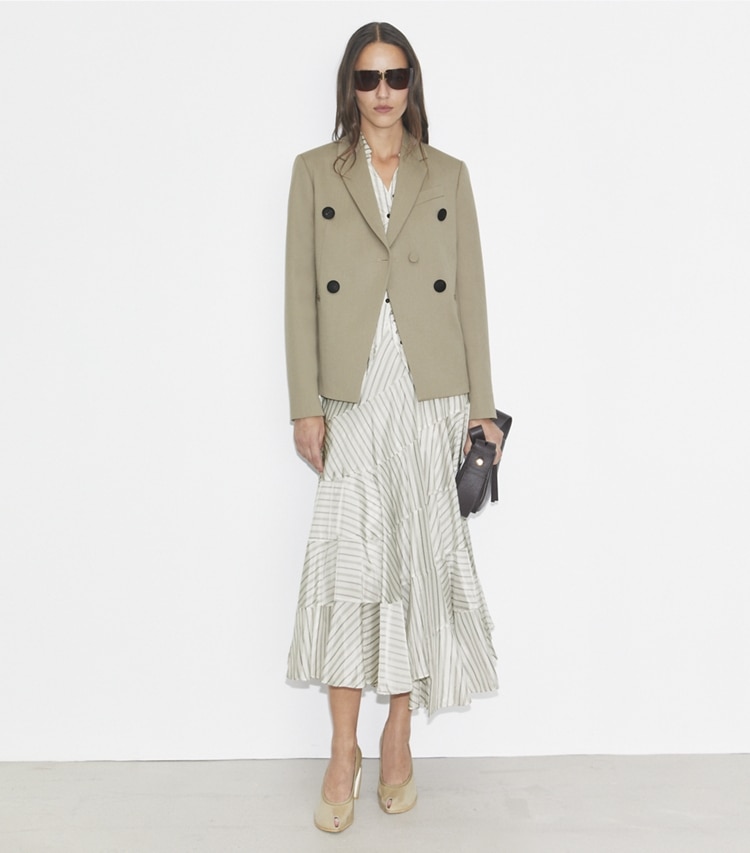 Tory Burch designer vestes Blazer en laine mélangée in Taupe Gray sur mannequin, devant