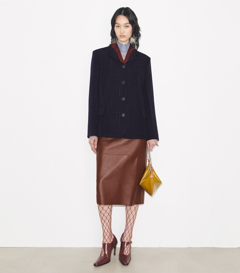 Tory Burch designer vestes Blazer en laine dans Dark Navy / Copper sur modèle, de face