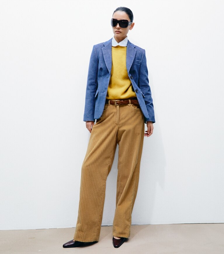 Tory Burch designer vestes Blazer en velours côtelé dans Watercolor Blue sur modèle, de face