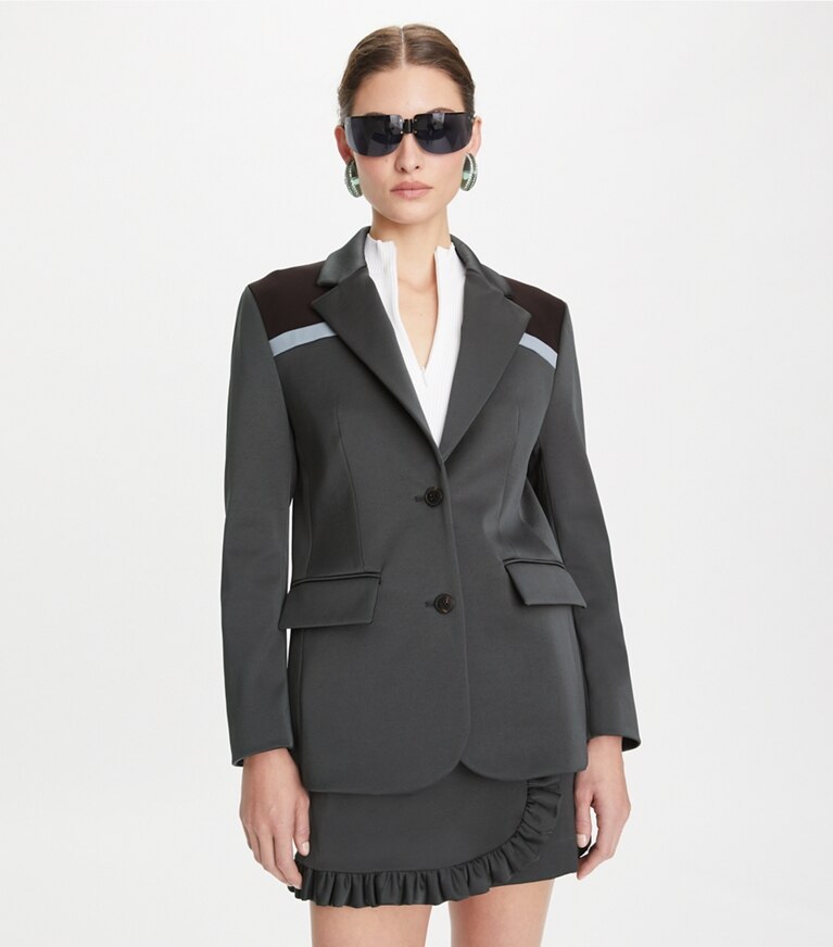 Tory Burch designer vestes Blazer extensible à blocs de couleurs dans Coal Gray / Deep Ruby / Teal Green détail sur modèle