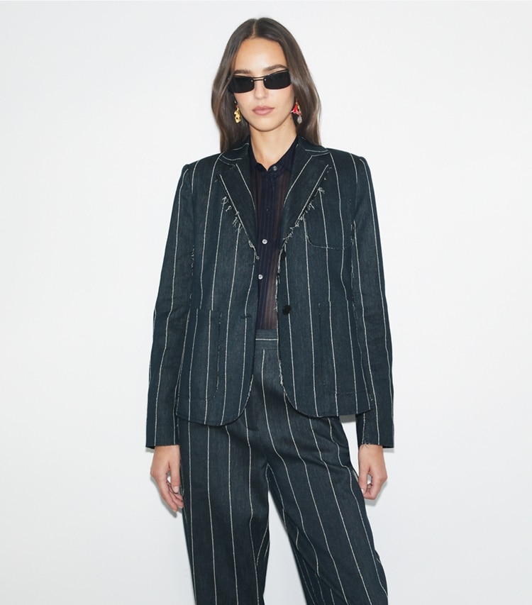 Tory Burch designer giacche Blazer in cotone a righe in Navy/Ivory on model detail