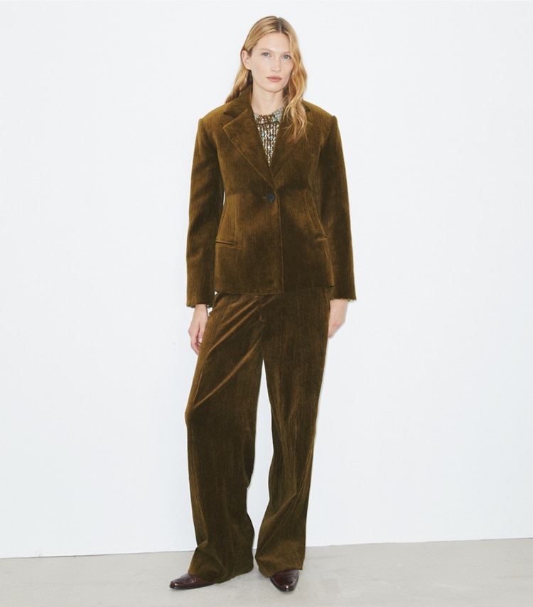 Tory Burch designer giacche Blazer in velluto a coste in Wild Olive parte anteriore su modella