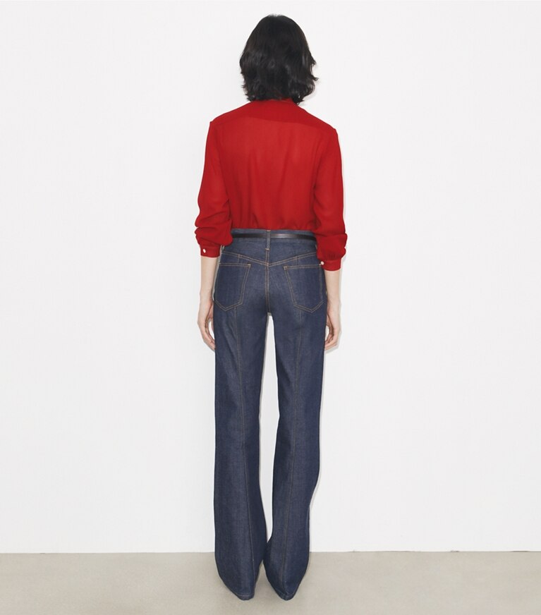 Tory Burch designer hauts Blouse à nœud en georgette in Toucan Red on model back