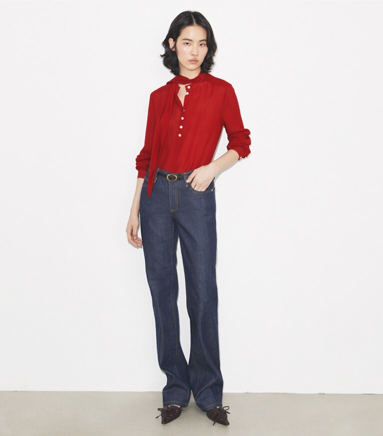 Tory Burch designer hauts Blouse à nœud en georgette in Toucan Red sur mannequin, devant