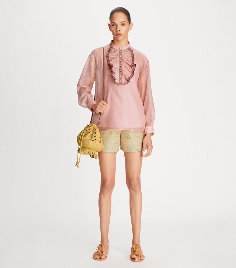 Tory Burch designer hauts Blouse à volants sur le devant dans Tulip Rose sur modèle, de face