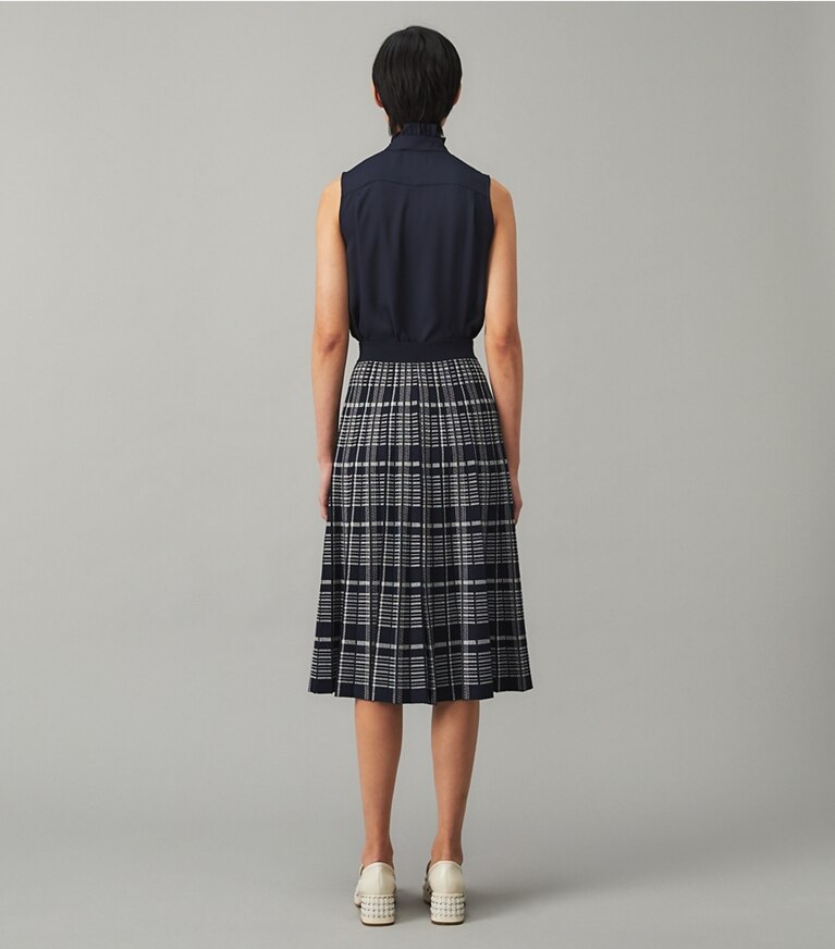 Tory Burch designer hauts Blouse Deneuve dans Tory Navy sur modèle, de dos