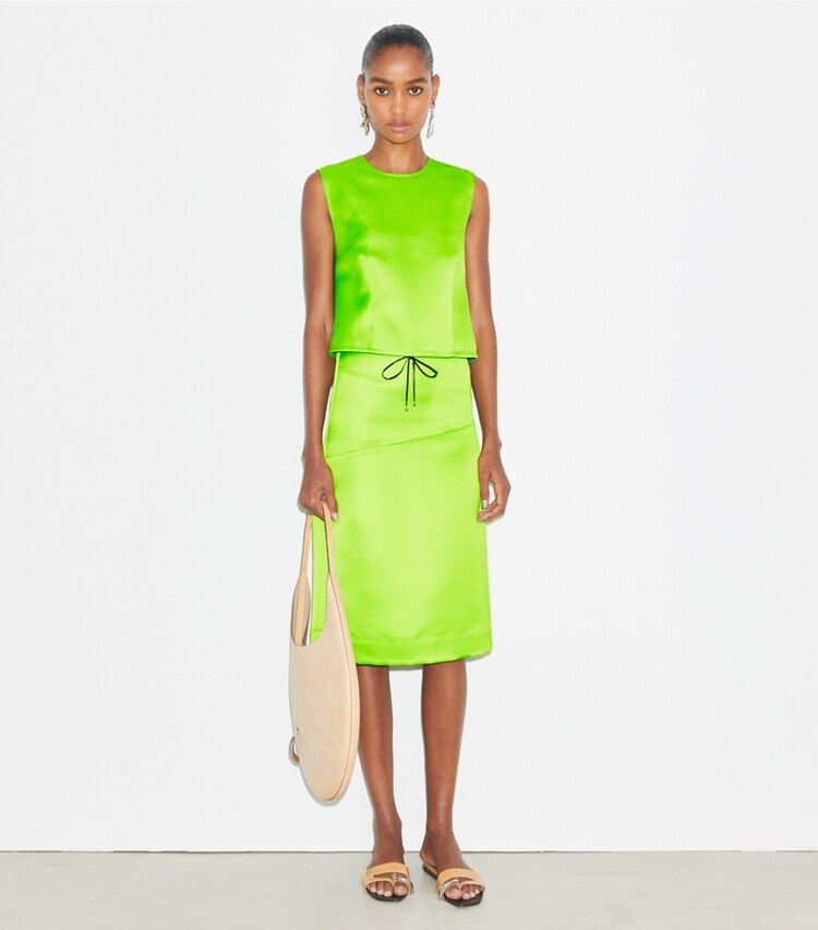 Tory Burch designer hauts Blouse en satin dans Vivid Lime sur modèle, de face