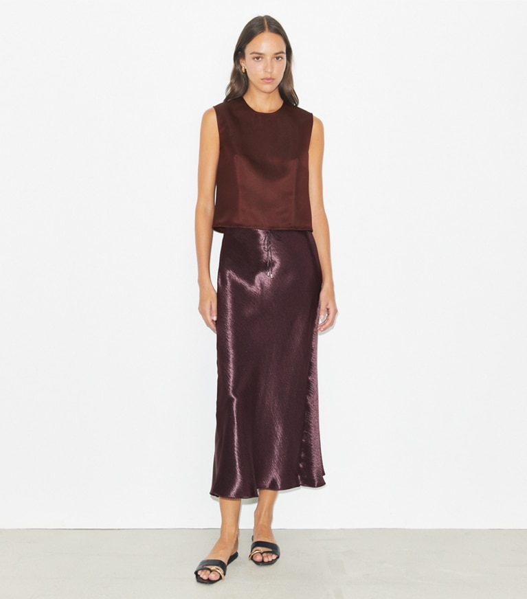 Tory Burch designer hauts Blouse en satin dans Dark Sangria sur modèle, de face