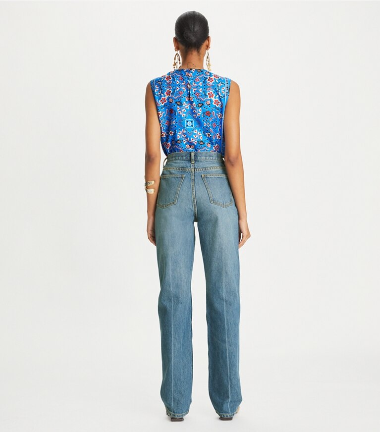 Tory Burch designer hauts Blouse en soie imprimée dans Cobalt Blue Pisces Dream sur modèle, de dos