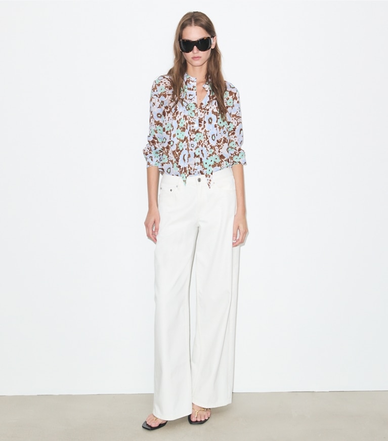 Tory Burch designer hauts Blouse lavallière imprimée in Blue Floral additional on model