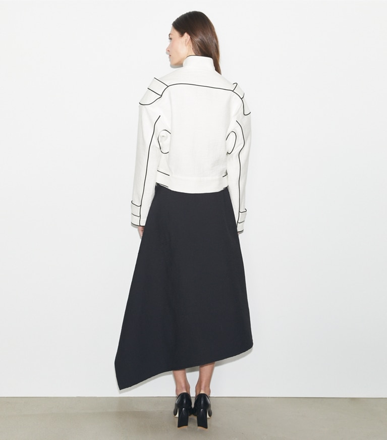 Tory Burch designer vestes Blouson aviateur en coton dans Marshmallow sur modèle, de dos