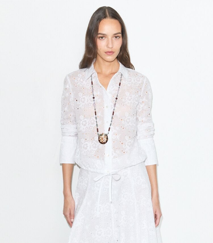 Tory Burch diseñador tops Blusa de algodón con ojales en White detalle en modelo