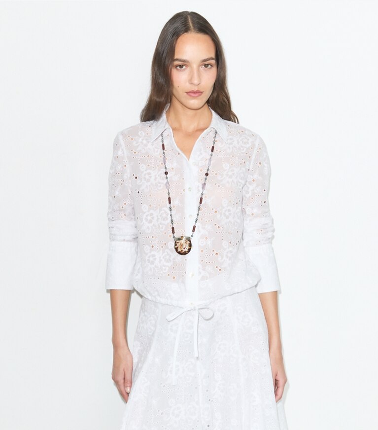 Tory Burch diseñador tops Blusa de algodón con ojales en White detalle en modelo