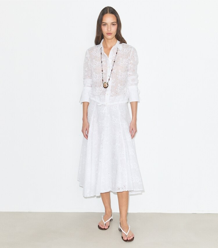 Tory Burch diseñador tops Blusa de algodón con ojales en White frente en modelo