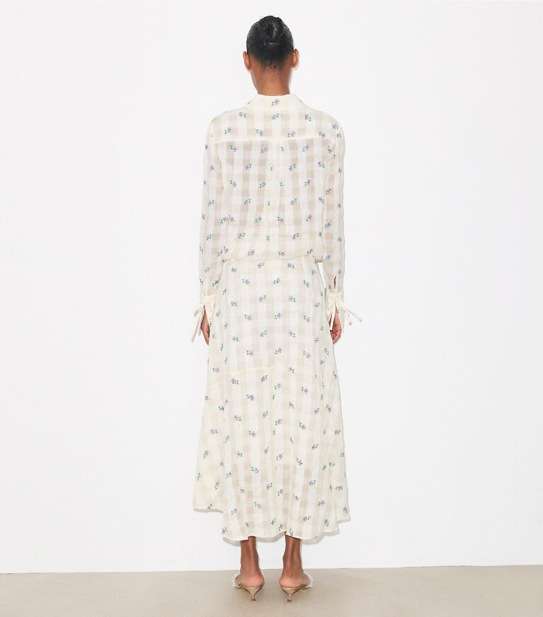 Tory Burch diseñador tops Blusa de lino bordada en Ivory Embroidered Gingham parte posterior en modelo