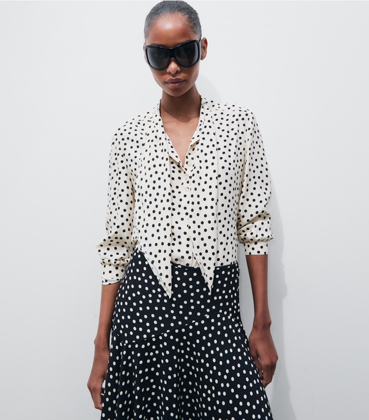 Tory Burch diseñador partes de arriba Blusa de seda estampada con lazo en Cream Dot detalle en modelo